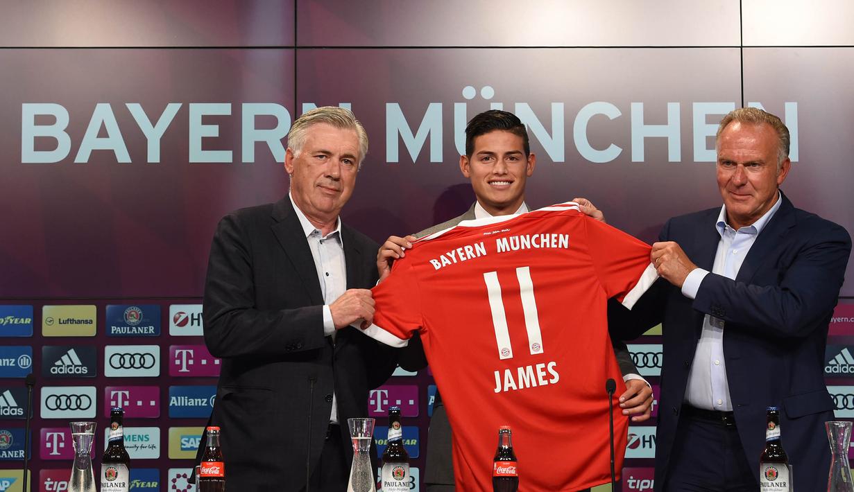 Pemain baru Bayern Munchen, James Rodriguez, memegang jersey nomor 11 saat perkenalan dirinya di Munchen, Rabu (12/7/2017). (AFP/Christof Stache)