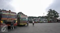 Sejumlah bus AKAP terparkir di Terminal Pulogadung, Jakarta, Selasa (19/7). Dinas Perhubungan dan Transportasi DKI, mengultimatum agar seluruh PO Bus AKAP di Terminal Pulogadung untuk pindah ke Terminal Pulogebang. (Liputan6.com/Yoppy Renato)