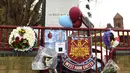 Karangan bunga untuk Legenda West Ham United, Bobby Moore dipajang diluar Stadion Upton Park sebelum laga melawan Sunderland pada lanjutan Liga Inggris di Stadion Upton Park, Sabtu (27/2/2016). (Reuters / Tony O'Brien)