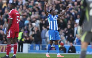 Danny Welbeck dari Brighton merayakan golnya setelah mencetak gol dalam pertandingan Liga Inggris antara Brighton dan Liverpool di Brighton, Sabtu, 21 Maret 2026. (AP Photo/Ian Walton)