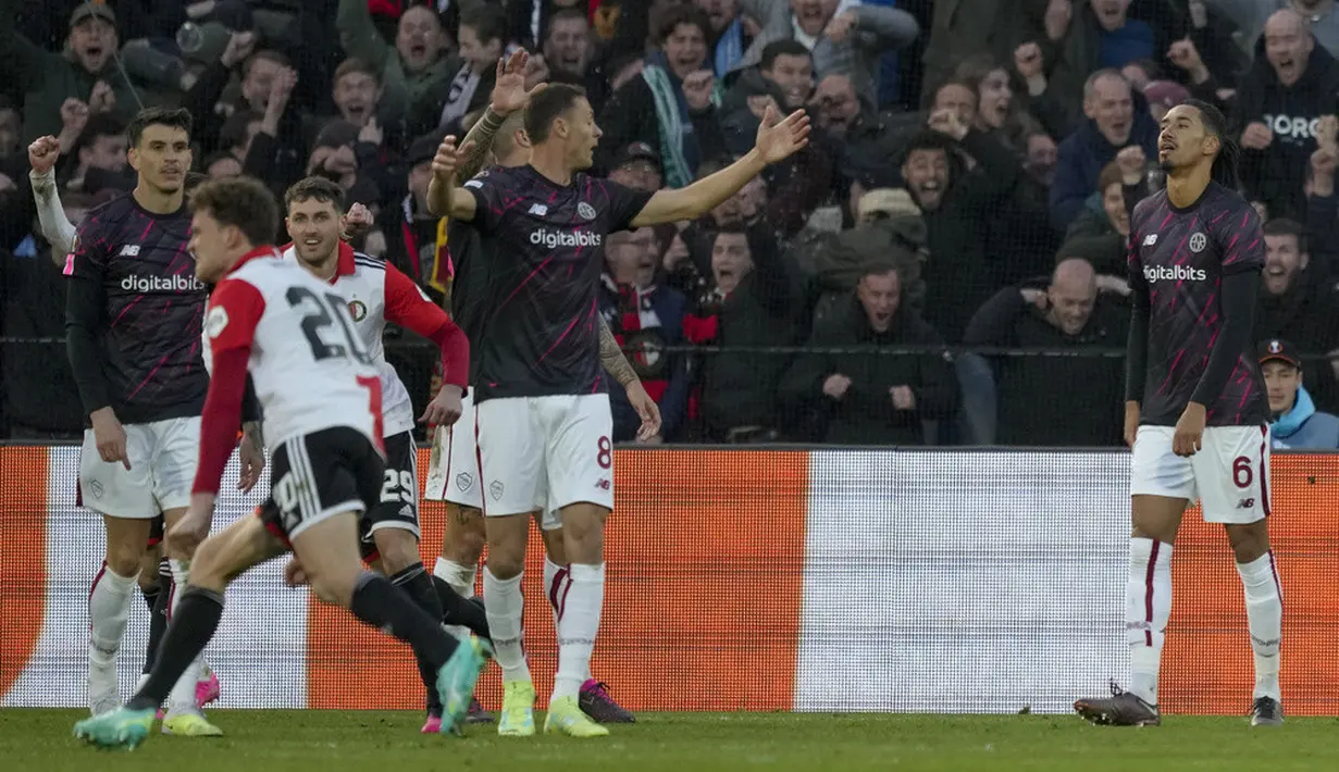 <p>Sampai pertandingan berakhir, tekanan AS Roma tak membuahkan hasil. Pasukan Jose Mourinho takluk 0-1 dan akan gantian menjamu Feyenoord di Olimpico pada leg kedua pekan depan. (AP Photo/Peter Dejong)</p>