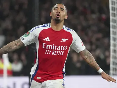 Pemain Arsenal, Gabriel Jesus melakukan selebrasi setelah mencetak gol ke gawang Crystal Palace pada laga perempat final Carabao Cup 2024/2025 yang berlangsung di Emirates Stadium, London, Inggris, Kamis (19/12/2024) WIB. (AP Photo/Kirsty Wigglesworth)