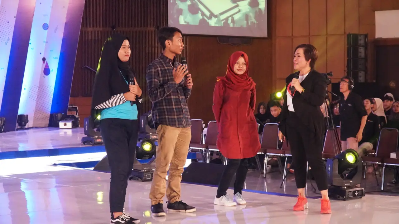 Direktur Progamming SCM Harsiwi Achmad memberikan materi tentang dunia pertelevisian kepada ratusan peserta EGTC 2018 Bandung di Graha Sanusi Hardjadinata, Universitas Padjajdaran, Kota Bandung, Kamis (6/12/2018).