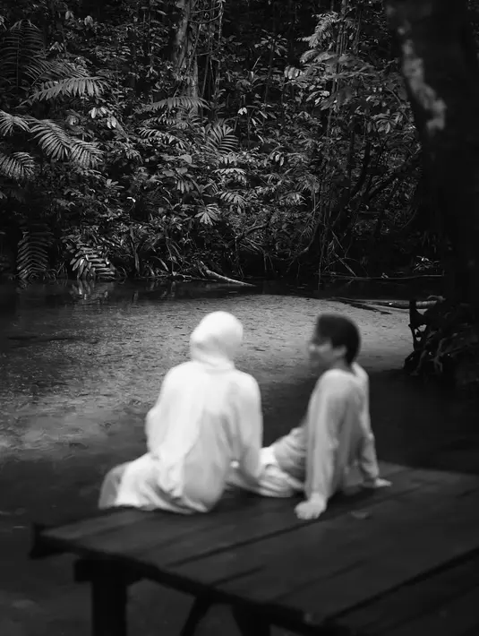 Dinda Hauw dan Rey Mbayang di Kalibiru Raja Ampat. [Foto: Instagram/reymbayang]