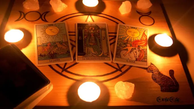 [Bintang] Tarot Hari Ini: The Hanged Man, Seven of Swords, Two of Wands