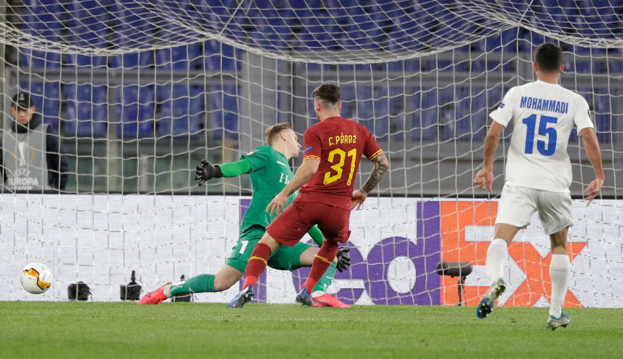 Pemain AS Roma Carles Peres (tengah) mencetak gol ke gawang Gent yang dijaga kiper Thomas Kaminski pada leg pertama babak 32 besar Liga Europa di Olympic Stadium, Roma, Italia, Kamis (20/2/2020). Gol tunggal Carles Peres membawa AS Roma menaklukkan Gent 1-0. (AP Photo/Gregorio Borgia)