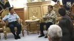Direktur Utama Indosiar Imam Sudjarwo berbincang dengan KSAU Marsekal TNI Yuyu Sutisna saat silaturahmi dan audiensi antar lembaga di Mabes TNI Cilangkap, Jakarta, Kamis (6/12). (Liputan6.com/Herman Zakharia)