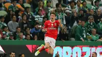 Bek Benfica, Victor Lindelof, melakukan selebrasi usai mencetak gol ke gawang Sporting CP pada lanjutan liga Portugal di Stadion Alvalade, Lisbon (22/4/2017). (EPA/Miguel A. Lopes)