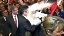 Seseorang melemparkan tepung ke wajah kandidat Presiden Prancis, Francois Fillon di sebuah acara kampanye di Strasbourg, Prancis Timur, Kamis (6/4). Tepung terigu itu mendarat mulus di wajah Fillon saat dia sedang berkampanye. (JULIEN SENGEL/AFP)
