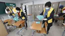 Petugas mendisinfeksi meja untuk ujian masuk perguruan tinggi di Seoul, Korea Selatan, Selasa (1/12/2020). Sekitar 490.000 siswa lulusan sekolah menengah atas di Korea Selatan akan menjalani Tes Kemampuan Skolastik Perguruan Tinggi pada 3 Desember 2020. (AP Photo/Ahn Young-joon)