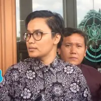 Setelah bertemu Evelyn, Aming tetap pada pendiriannya untuk bercerai. Keluarga dan teman-temannya pun mendukung yang terbaik untuk Aming.  