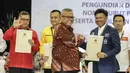 Ketua KPU Arief Budiman, memberikan berita acara parpol kepada Sekjen Partai NasDem Johnny G Plate usai pengambilan nomor urut peserta pemilu 2019 di KPU, Jakarta, Minggu (18/2). 14 parpol lolos jadi peserta pemilu 2019. (Liputan6.com/Faizal Fanani)