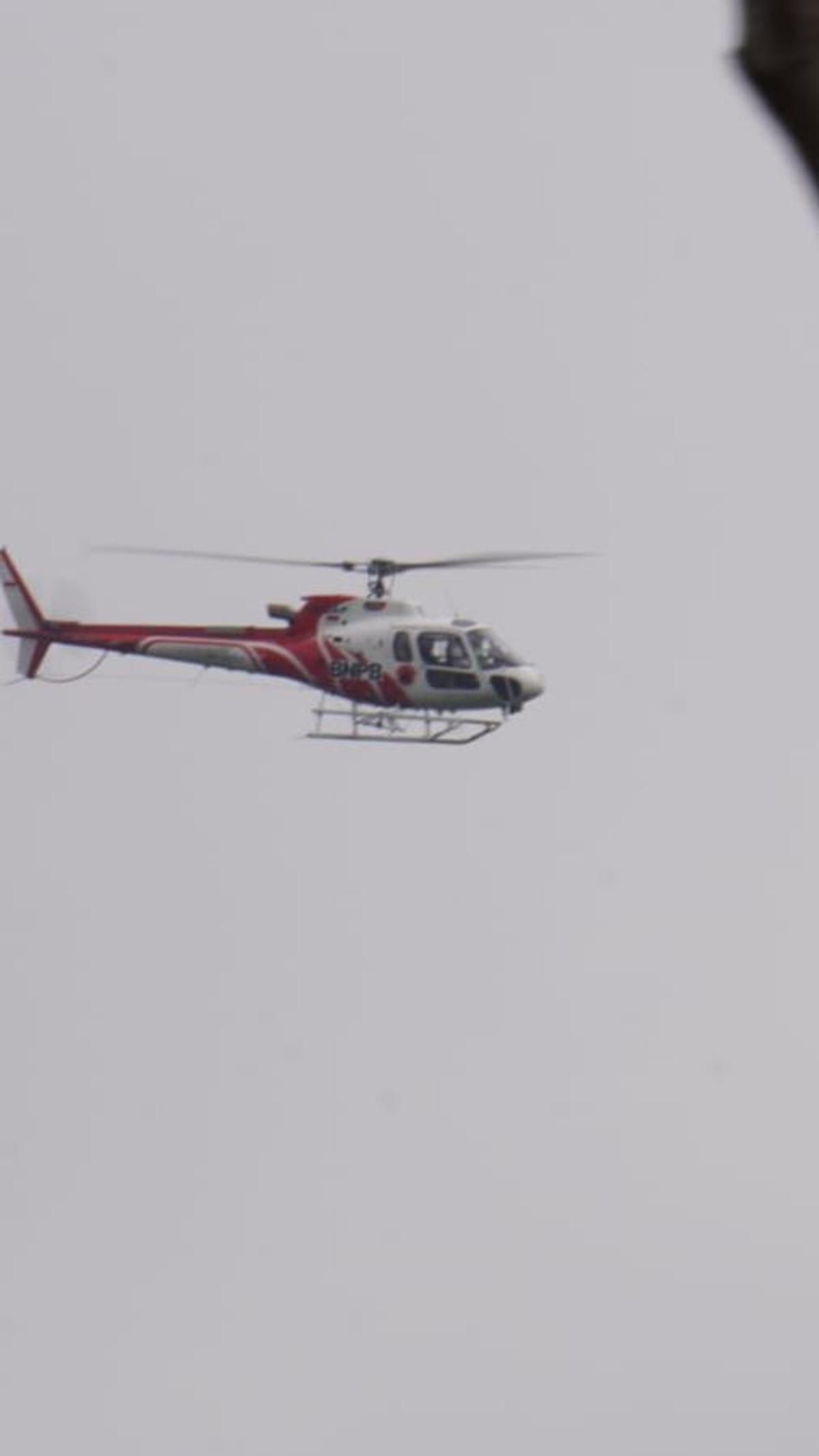 Selain upaya manual dengan metode gebyok menggunakan ranting pohon, juga dilakukan dengan bom air (water bombing) menggunakan helikopter.
