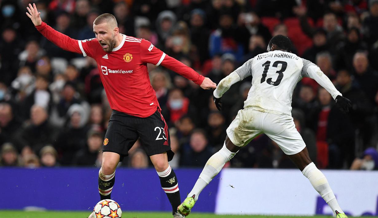 Luke Shaw. Serupa dengan Aaron Wan-Bissaka, Luke Shaw yang tampil sebagai starter dan digantikan Teden Mengi pada menit ke-61 juga dinilai tidak tampil maksimal. Ia yang beroperasi di sektor bek kiri lebih fokus bertahan dan kurang berkontribusi membantu sektor penyerangan. (AFP/Paul Ellis)