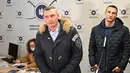Wali Kota Kiev, Vitali Klitschko (kiri) dan saudaranya yang mantan petinju Ukraina Wladimir Klitschko berbicara kepada pers saat pembukaan pusat rekrutmen Pasukan Pertahanan Wilayah di Kiev, 2 Februari 2022. Wladimir Klitschko mendaftar menjadi tentara cadangan Ukraina. (Genya SAVILOV/AFP)