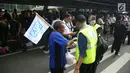 Sejumlah karyawan berkumpul di halte Bursa Efek Indonesia (BEI) saat balkon lantai 1 bangunan ambruk, Jakarta, Senin (15/1). (Liputan6.com/Johan Tallo)