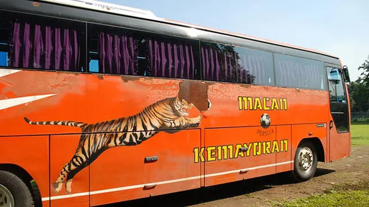 Bus Pemain Persija Dilempari Batu di Kalimantan