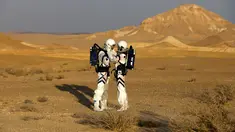 Astronot analog Israel saat melakukan simulasi kehidupan di Planet Mars selama empat hari di Gurun Negev, Minggu (18/2). Simulasi ini dinamakan Proyek D-MARS (Desert Mars Analog Ramon Station). (MENAHEM KAHANA/AFP)
