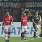 Pemain Persija Jakarta, Ramdani Lestaluhu (2kiri) merayakan gol bersama rekan setimnya ke gawang Bhayangkara FC pada lanjutan Liga 1 2017 di Stadion Patriot Bekasi, Sabtu (12/11/2017). Bhayangkara kalah dari Persija 1-2. (Bola.com/Nicklas Hanoatubun)