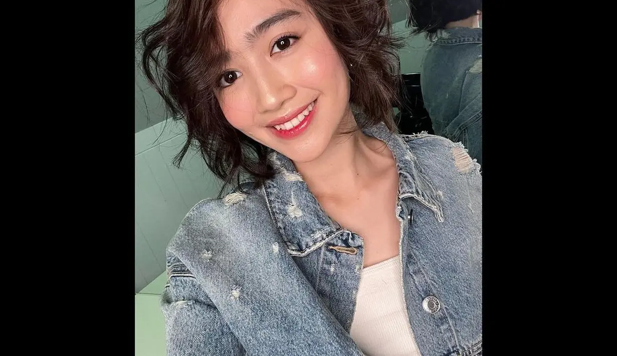 Biasa dengan rambut panjangnya, Febby Rastanty baru-baru ini tampil dengan gaya rambut pendek keriting yang segar banget. [@febbyrastanty]