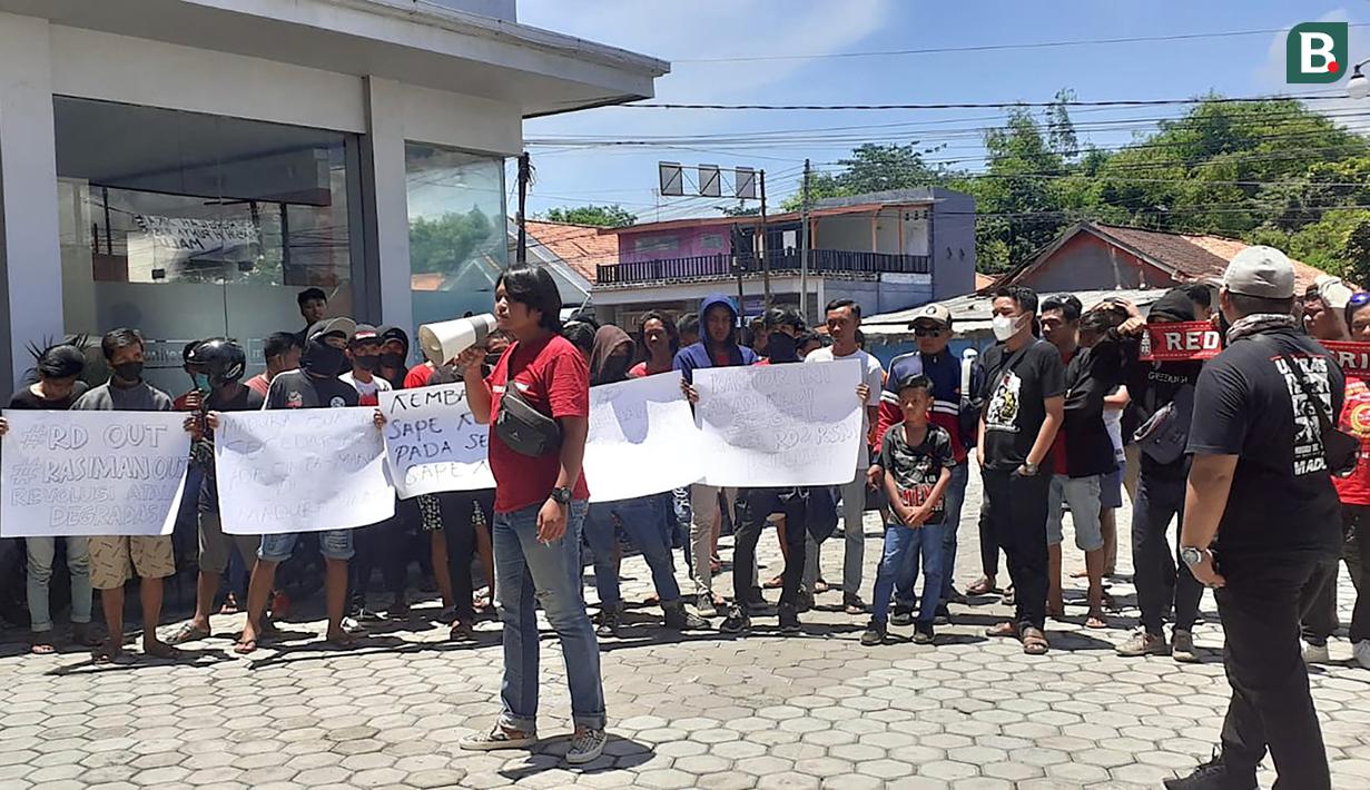 Tuntutan ketiga, aliansi suporter juga meminta manajemen membuka diri dan kooperatif dengan pihak suporter. Dan yang keempat, menuntut dilakukan revolusi dari sisa-sisa kepemimpinan mantan manajer tim Haruna Soemitro. (Bola.com/Aditya Wany)