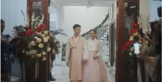 Sang Ho sendiri akhirnya mengunggah prosesi lamaran hingga siraman di channel Youtube-nya. Keduanya tampak memesona dalam balutan hanbok bernuansa merah muda. [Foto: youtube.com/sanghoya/]