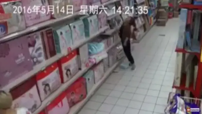 Lagi Belanja, Wanita Ini Jejeritan, Kesurupan?