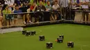 Peserta saling berkompetisi menjadi yang terbaik dalam ajang RoboCup 2015 yang digelar di Hefei, provinsi Anhui, Cina (22/7/2015). Ajang ini di ikuti oleh beberapa negara di dunia. (AFP/Stringer)