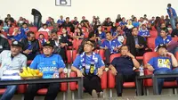 Ridwan Kamil saat menyaksikan laga ekshibisi Persib vs Malaysia All Stars di Stadion Si Jalak Harupat, Bandung, Sabtu (24/10/2015). (Bola.com/M. Ridwan)