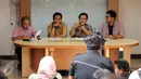 Toto Sugiarto dari Para Syndicate (kedua kanan) saat konferensi pers di kantor ICW, Jakarta, Senin (22/6/2015). Konferensi itu terkait terbitnya Surat Edaran KPU (SEKPU) Nomor 302/KPU/VI/2015. (Liputan6.com/Helmi Afandi)