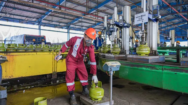 Direktur Pemasaran Regional Pertamina Patra Niaga Mars Ega Legowo memastikan bahwa Pertamina Patra Niaga telah memberikan surat teguran kepada 12 SPBE yang disinyalir terdapat tabung-tabung berisi gas dibawah ketentuan volume. (Dok Pertamina)