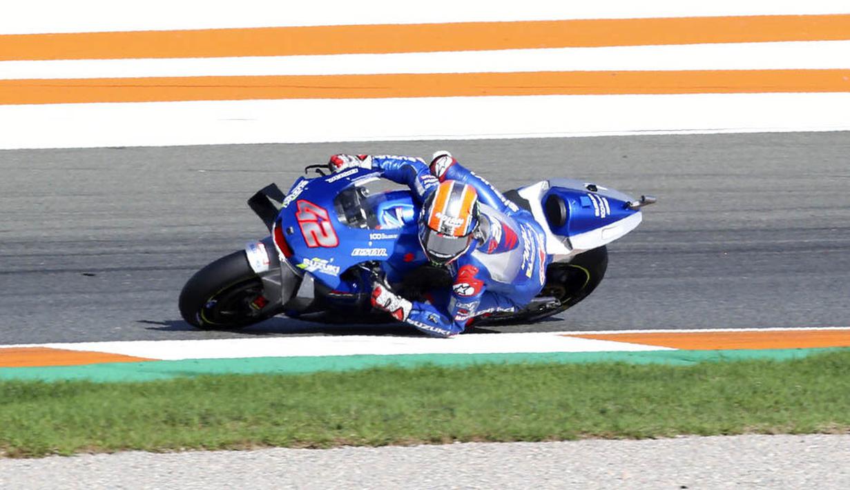 Pembalap Suzuki, Alex Rins, saat beraksi pada balapan MotoGP Eropa di Sirkuit Ricardo Tormo, Valencia, Minggu (8/11/2020). Joan Mir finis pertama dengan catatan waktu 41 menit 37,297 detik. (AP/Alberto Saiz)