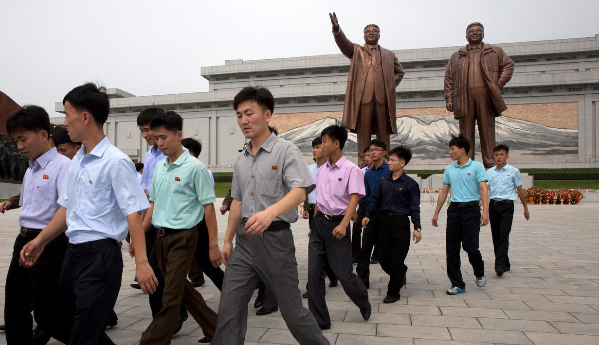 Tentara dan warga usai memberi penghormatan di hadapan patung pemimpin Korea Utara Kim Il Sung dan Kim Jong Il dalam peringatan berakhirnya Perang Dunia II dan pembebasan dari kolonial Jepang di Pyongyang, Korut, Rabu (15/8). (AP Photo/Ng Han Guan)