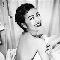 Senyum Julia Perez dalam berjuang lawan kanker. (Instagram/juliaperrezz)