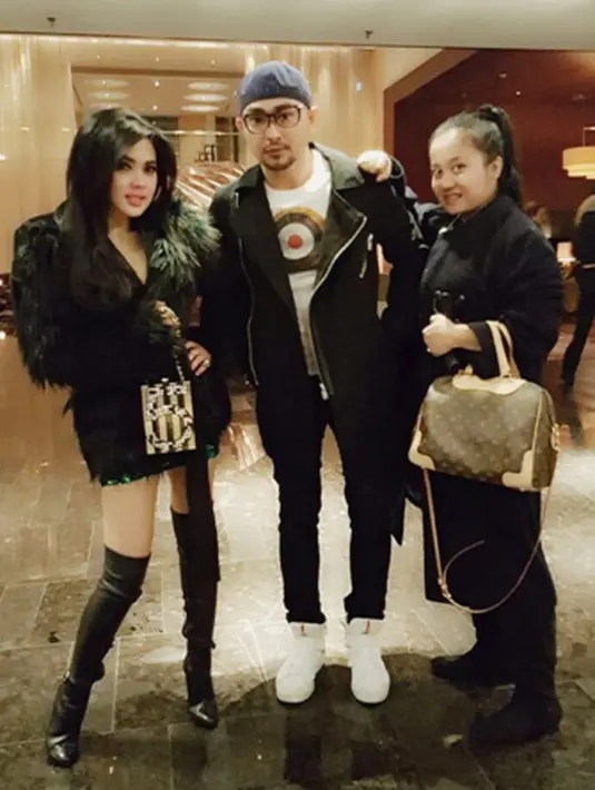 Syahrini dan teman-teman menunggu detik-detik tahun baru di Zurich, kota terbesar di Swiss. Mantan rekan duet Anang ini glamor dengan jaket bulu, tas branded serta sepatu boots yang membuatnya tak hanya cantik namun keren. (via instagram/@princessyahrini)