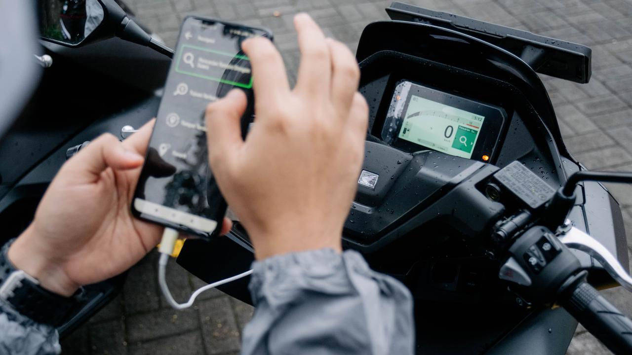 Cara Menghubungkan dan Tips Aman Menggunakan Fitur RoadSync di Honda PCX 160