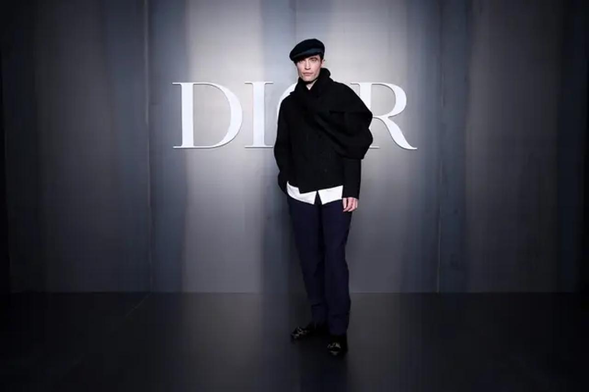 Robert Pattinson, aktor yang dikenal dengan gaya khasnya ini memadukan outerwear hitam dengan kemeja putih, loose pants navy, dan topi beret. Kombinasi ini memberikan sentuhan artistik yang tetap mempertahankan kesan stylish dan effortless. [Dok/DIOR].