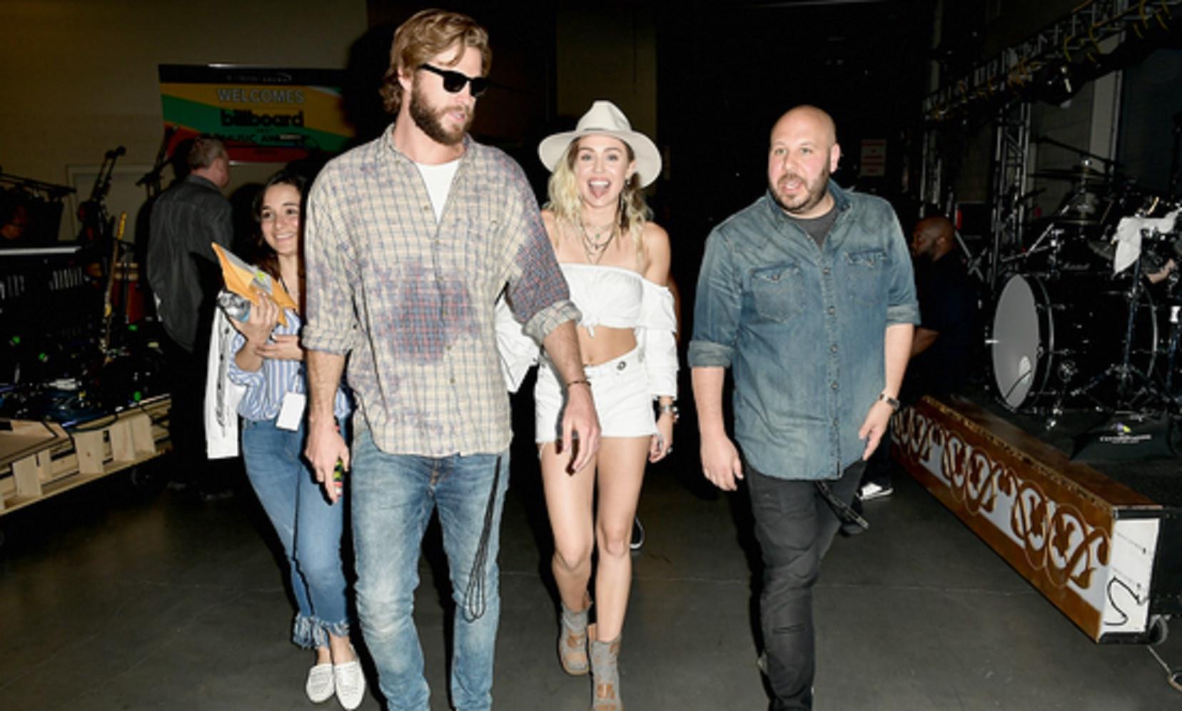 Miley Cyrus ditemani sang kekasih, Liam Hemsworth di Billboard Music Awards 2017 (FoxNews)