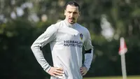 Mantan Striker Manchester United, Zlatan Ibrahimovic, melakukan latihan saat perkenalan oleh LA Galaxy di StubHub Center, AS, Sabtu (30/3/3028). LA Galaxy menjadi klub kesembilan sepanjang karier pria Swedia ini. (AP/Ringo H.W. Chiu)
