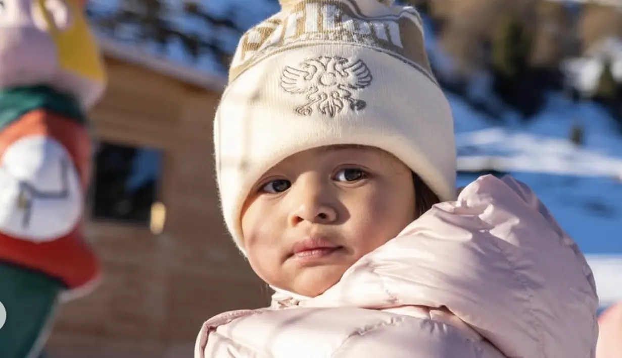 Jaket Nazife Down Jacket dari Moncler seharga $505, atau 8 Juta Rupiah. [Foto: Instagram/ Raffinagita]