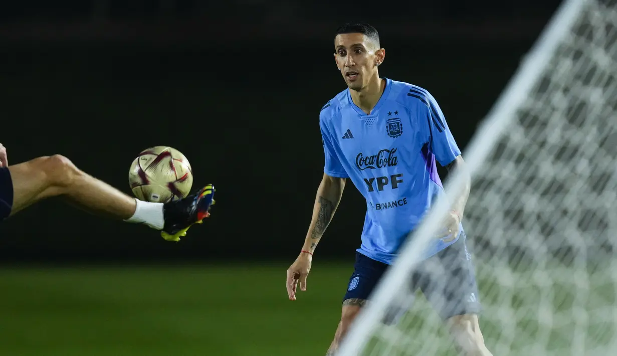 Gelandang Argentina Angel Di Maria melihat bola saat sesi latihan di Doha, Qatar, Kamis (15/12/2022). Penggawa Timnas Argentina, Lionel Messi dikhawatirkan tak akan tampil pada laga final Piala Dunia 2022 antara Argentina vs Prancis pada, Minggu 18 Desember 2022 besok.  (AP Photo/Natacha Pisarenko)