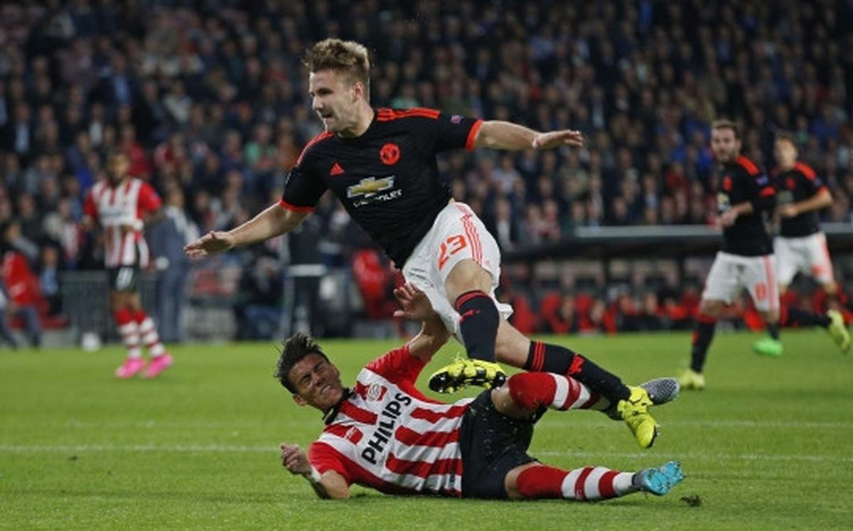 Ini insiden patah kaki Luke Shaw usai dijegal pemain PSV Eindhoven