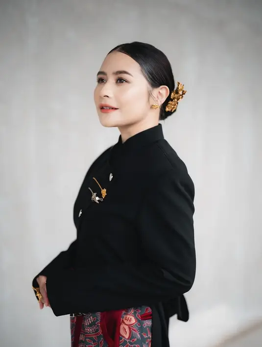 Atasan bersiluet beskap yang dikenakan Prilly memiliki train panjang di bagian belakang yang mempermanis penampilannya secara keseluruhan. [Foto: Instagram/prillylatuconsina96]