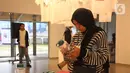 Pengunjung melihat botol plastik selama pameran seni rupa dalam acara Gebyar Ekraf di Bogor Creative Center, Kota Bogor, Minggu (11/12/2022). Acara ini  Menampilkan rekayasa pasar kreatif mulai dari Pameran Seni Rupa "Beridiri di Atas Kaki Sendiri", Showcase Produk Ekraf, Diskusi Workshop, Live Music, Festival Film Bogor, Teater, Piknik Dongeng, Tari, Pantomim, Musikalisasi Puisi, Sayembara Karya Tulis, Kuliner. (Liputan6.com/Magang/Aida Nuralifa)