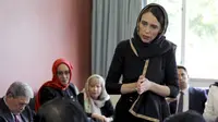Perdana Menteri Selandia Baru Jacinda Ardern berbicara kepada perwakilan komunitas Muslim pada Sabtu, 16 Maret 2019 di Canterbury Refugee Centre di Christchurch, Selandia Baru, sehari setelah penembakan massal di dua masjid di kota.(New Zealand Prime Minister Office via AP)