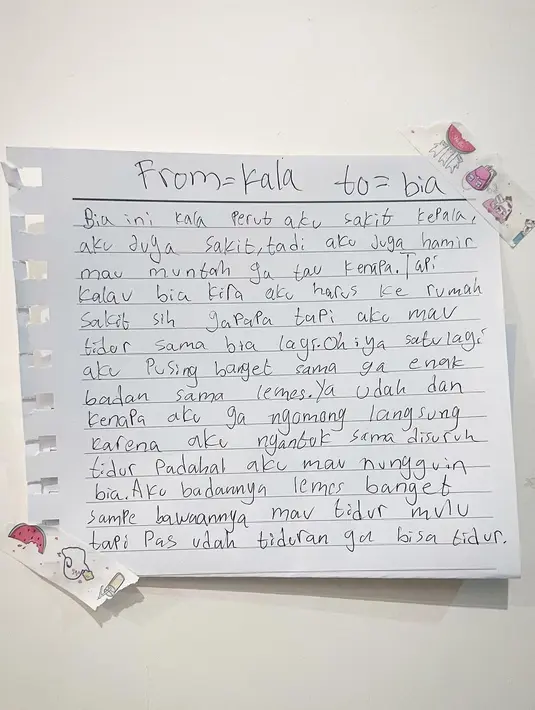 Berikut surat Kala untuk sang mama. Dalam surat tersebut, Kala menceritakan kondisi kesehatannya. Merasakan sakit perut,  pusing hingga mau muntah. Ia menulis surat ini karena menunggu Zaskia belum juga pulang dan disuruh untuk tidur. [Instagram/zaskiadyamecca]