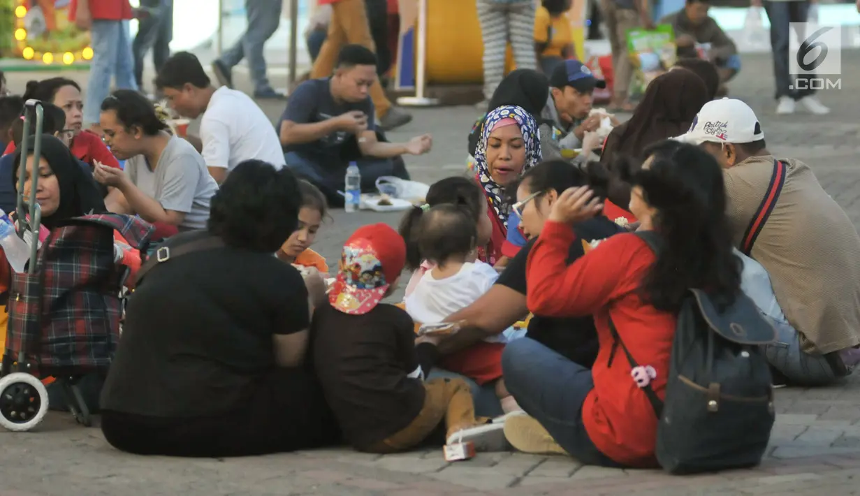 Pengunjung berbuka puasa di area Jakarta Fair Kemayoran 2017 di JIExpo, Kemayoran, Jakarta Pusat, Senin (19/6). Pada saat hari-H lebaran pun Jakarta Fair tetap akan dibuka untuk umum. (Liputan6.com/Yoppy Renato)