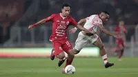 Gelandang Persija Jakarta, Novri Setiawan, berebut bola dengan pemain Persipura Jayapura pada laga Shopee Liga 1 di SUGBK, Senayan, Jakarta, Kamis (28/11). Persija menang 1-0 atas Persipura. (Bola.com/Yoppy Renato)