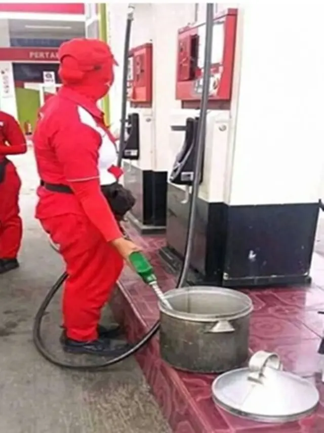 Wadah Nyeleneh Saat Isi Bensin di SPBU Ini Kocak Abis, Cuma Di Indonesia