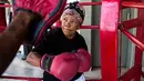 Gladys Ngwenya 79 tahun mengikuti latihan "Boxing Gogos" yang diselenggarakan oleh "A Team Gym" di Cosmo City di Johannesburg (19/9). Pelatih Maphosa akan merencanakan latihan tinju ini di daerah lain. (AFP Photo/Gulshan Khan)